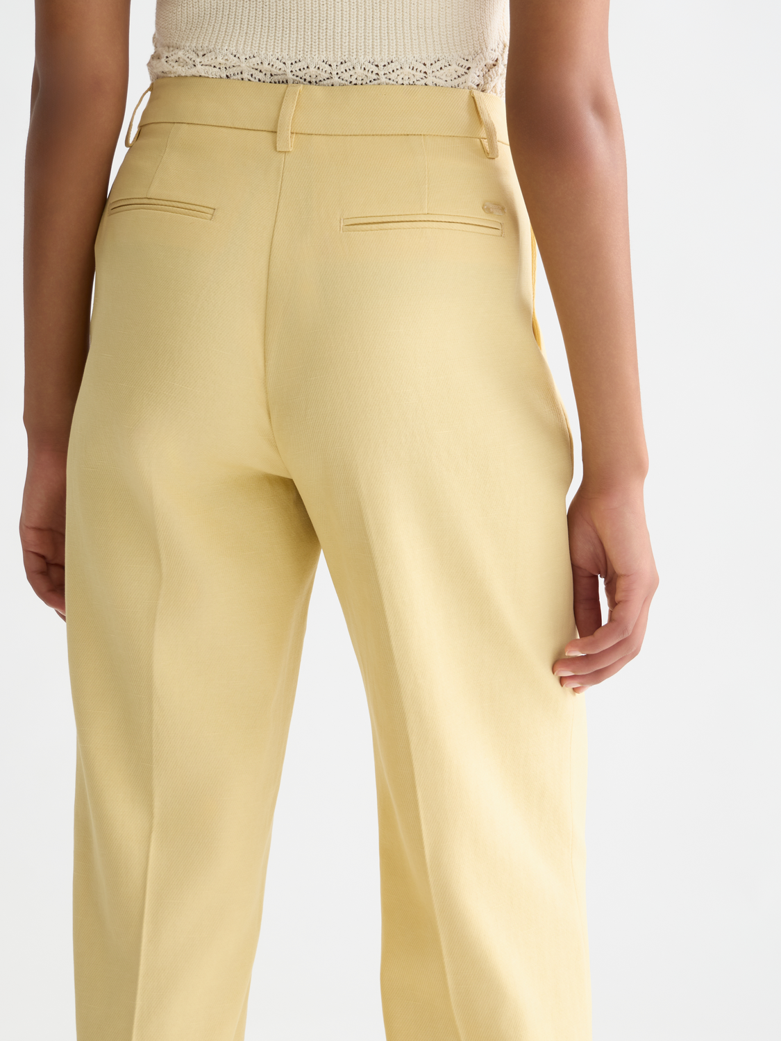 Scotch & Soda Edie wide-fit pants in neutral fabric, featuring a relaxed silhouette and classic waistband.