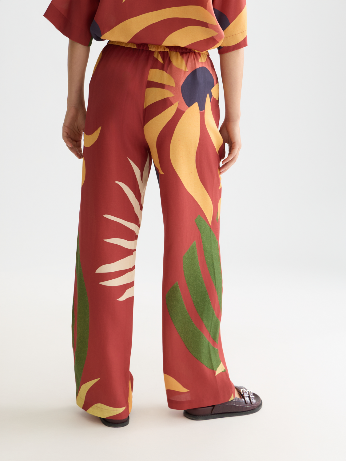 Wide-fit Gia pants by Scotch & Soda, shown from the back with a relaxed fit and stylish creased design.