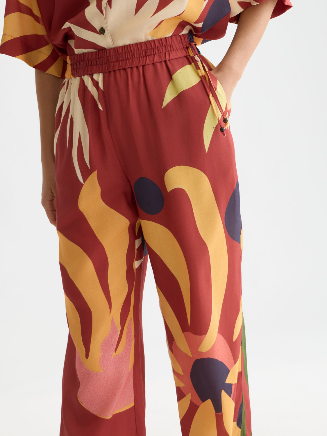 Scotch & Soda Gia wide-fit pants in a neutral color, featuring a relaxed fit and stylish tailored design.