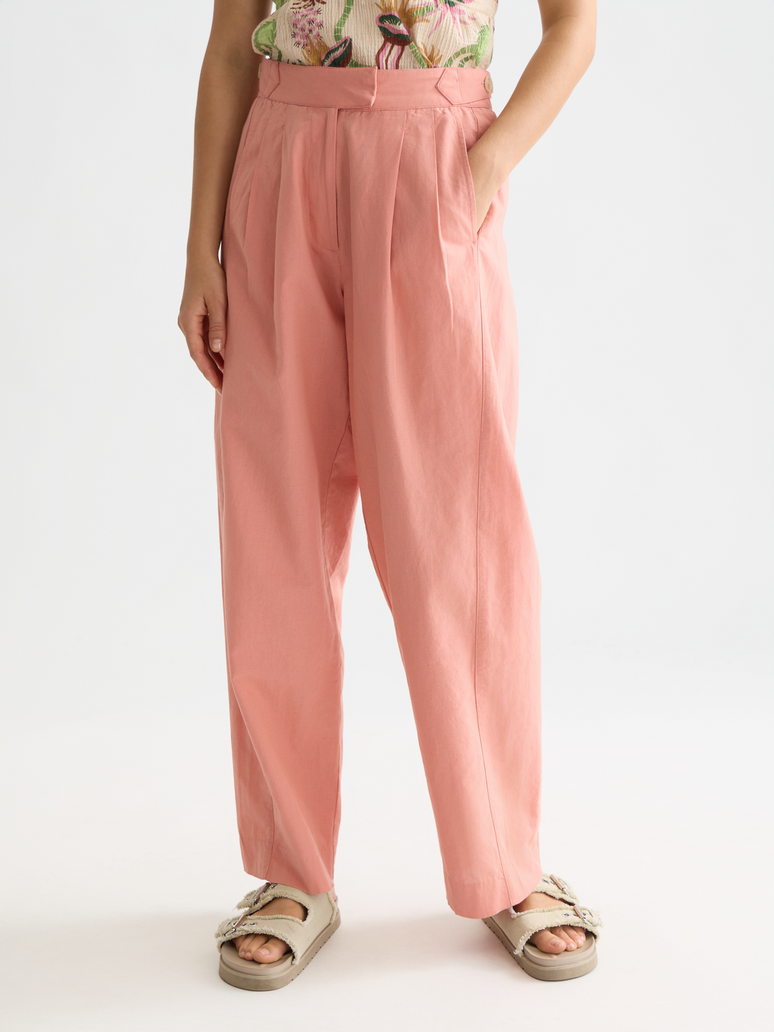 Scotch & Soda Quinn pleated pants in dark fabric, featuring a tailored fit and front pleats, shown from the front view.
