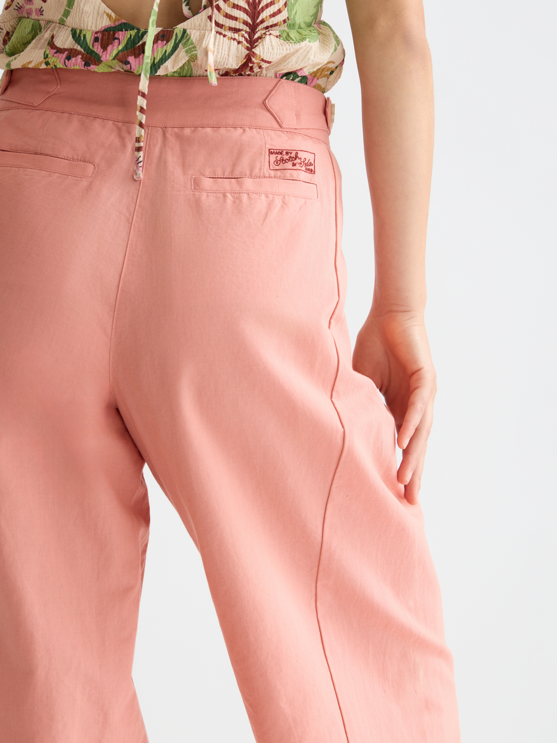 SCOTCH & SODA Quinn pleated pants in a neutral color, featuring a tailored fit and pleated front design.