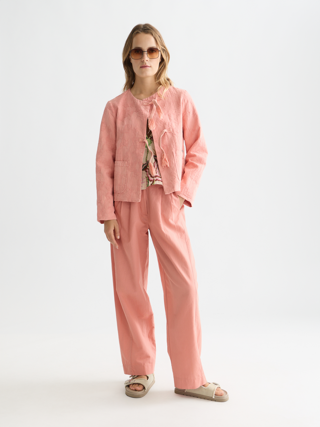Scotch & Soda Quinn pleated pants in neutral fabric, featuring a tailored fit with pleats and a straight-leg style.