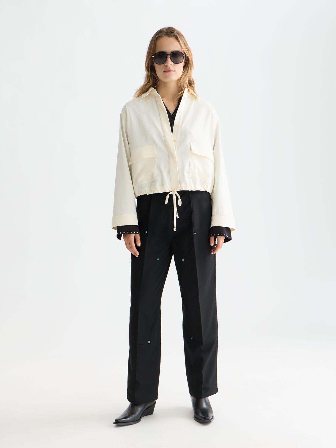 Wide-fit Scotch & Soda pants in a neutral color, featuring a relaxed fit and stylish design, worn by a model.