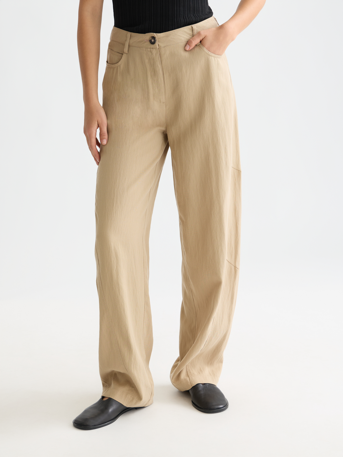 Scotch & Soda Lotus barrel leg pants in dark fabric, featuring a relaxed fit and stylish design, shown on a model.