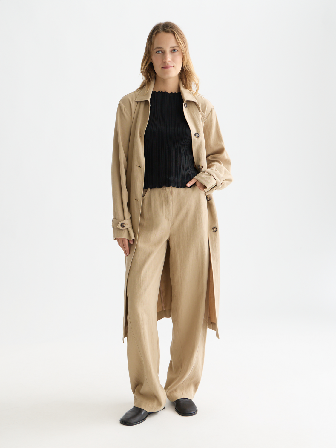 Scotch & Soda Lotus barrel leg pants in neutral fabric, featuring a relaxed fit and stylish design, displayed on a model.