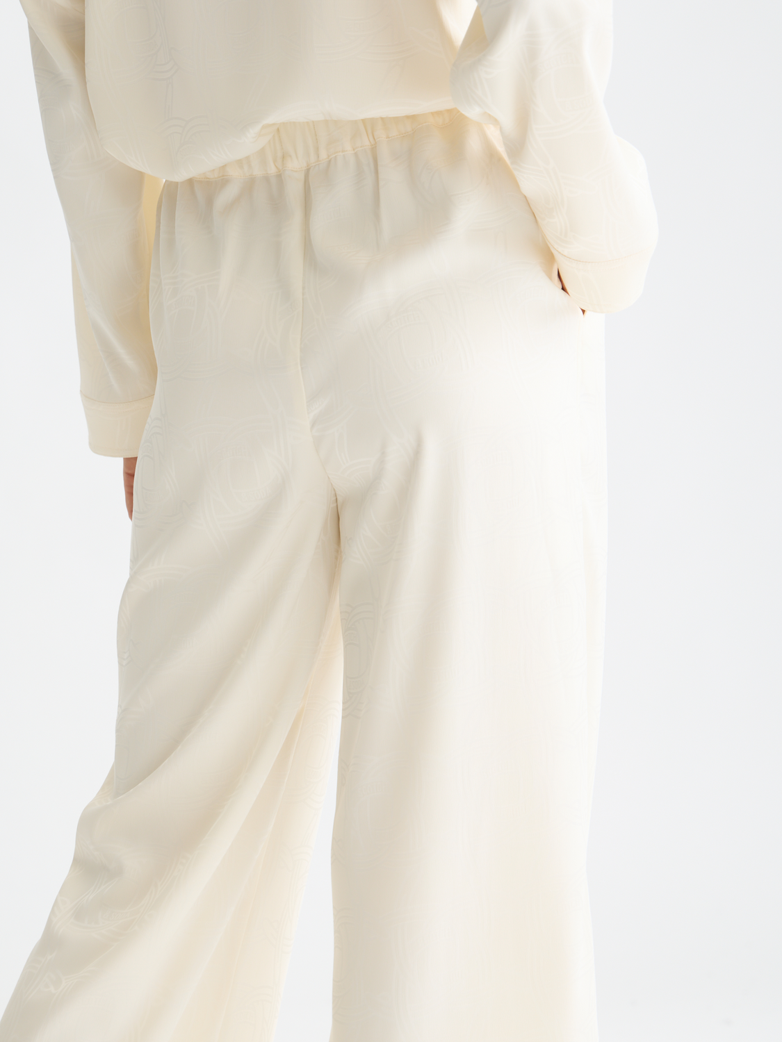 Eleni wide-fit pants by Scotch & Soda, shown in a relaxed fit with a stylish design, displayed on a model.