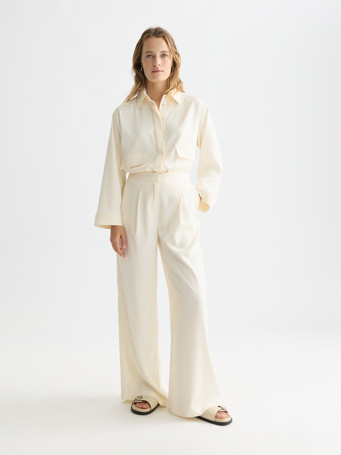 Eleni wide-fit pants by Scotch & Soda, featuring a relaxed fit and classic design, shown on a model.