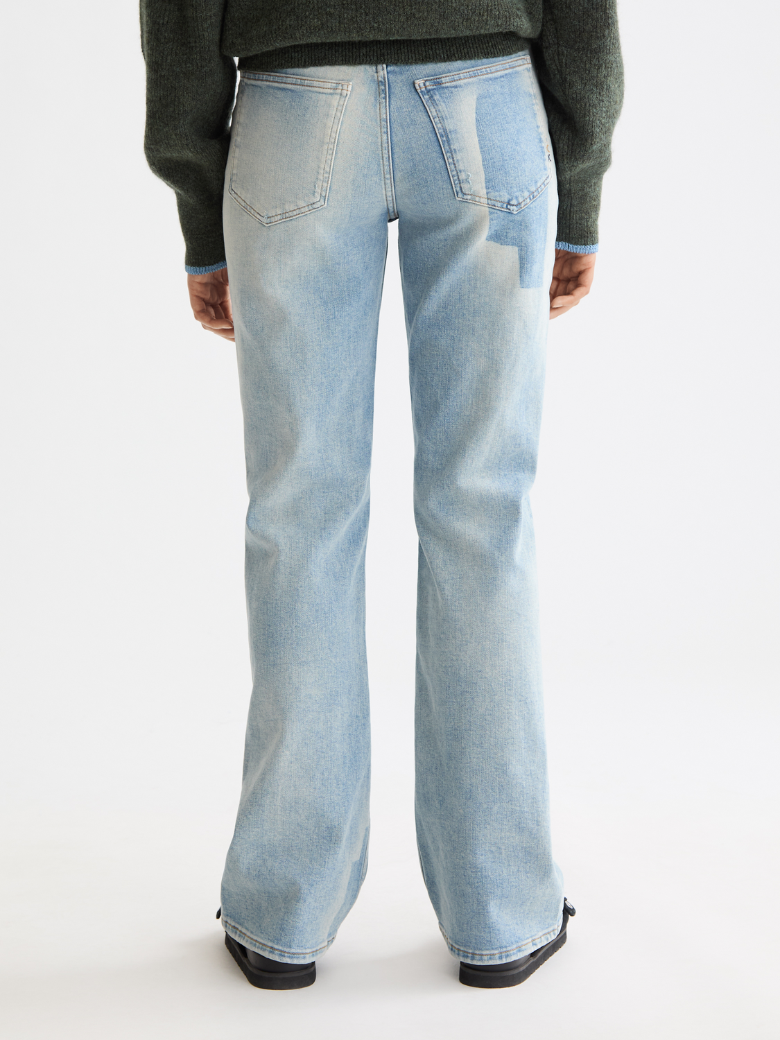 SCOTCH & SODA Glow bootcut jeans in blue denim, front view