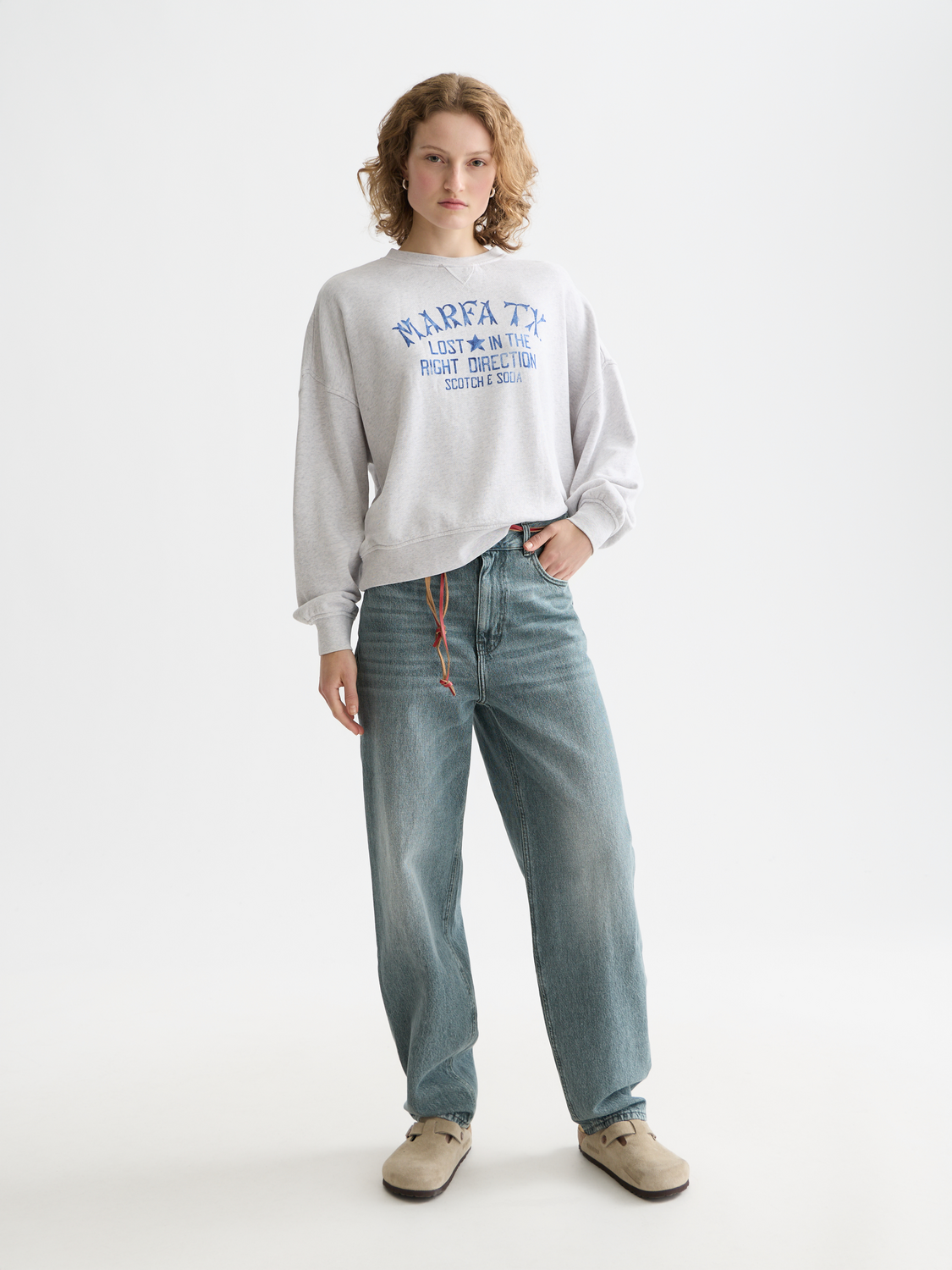 SCOTCH & SODA Tide balloon fit jeans in blue denim, front view
