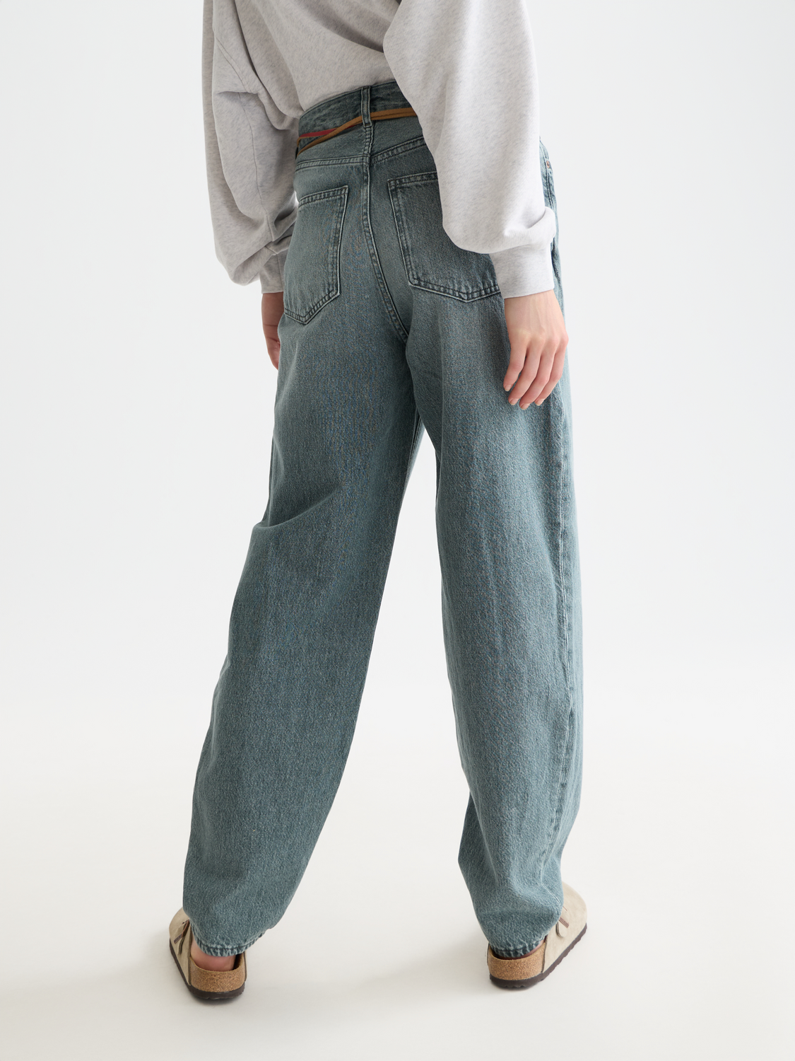 SCOTCH & SODA Tide balloon fit jeans in blue denim, showing the relaxed tapered silhouette