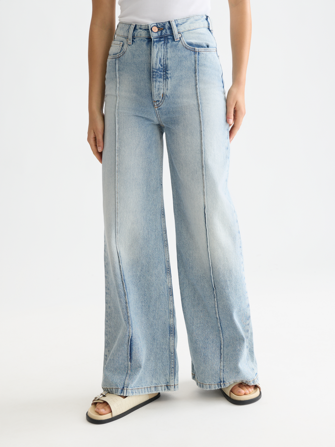 Wave wide-fit denim jeans by Scotch & Soda, featuring a relaxed fit and classic five-pocket design.