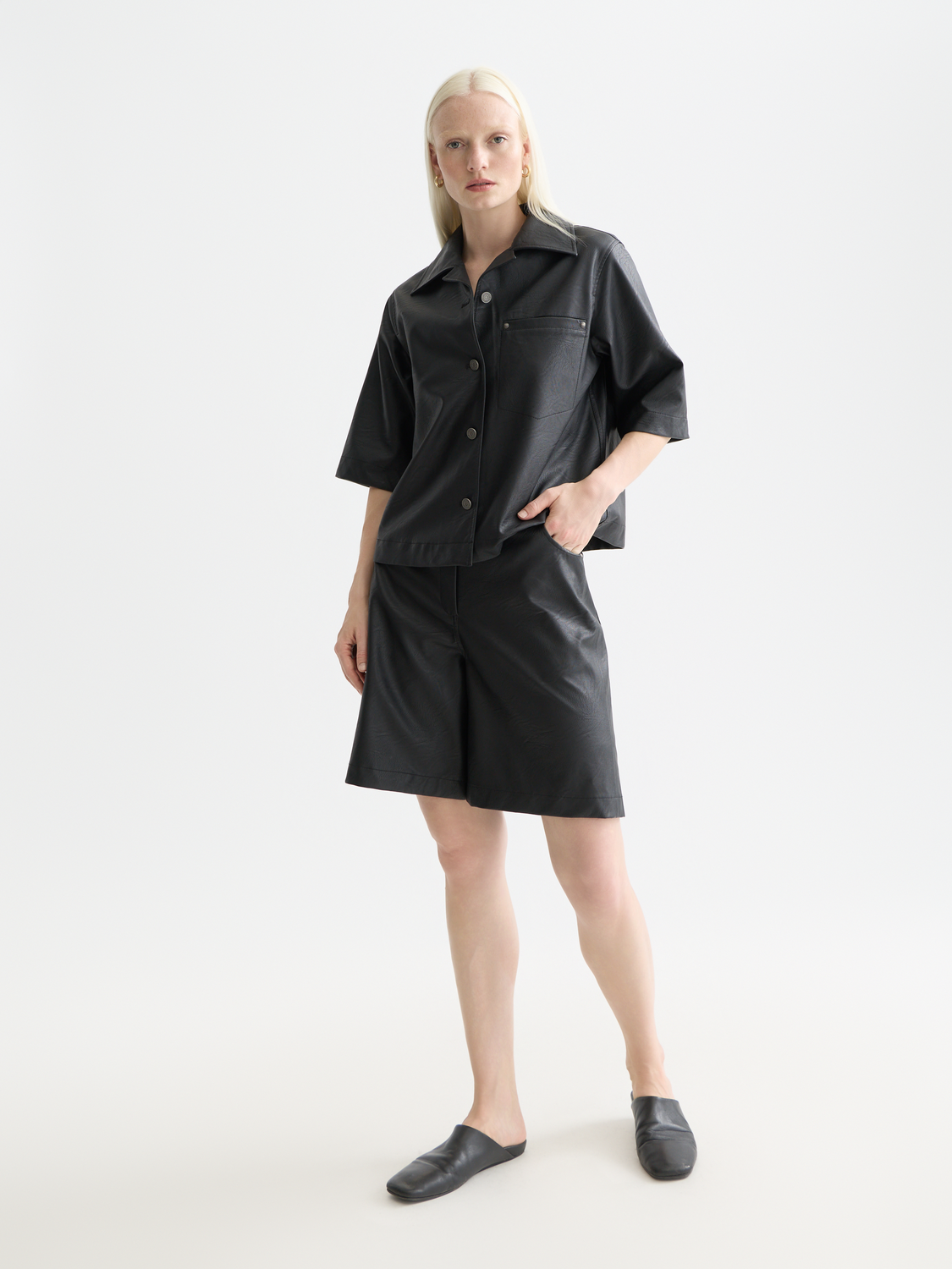 SCOTCH & SODA faux leather short in black, front view񎟀