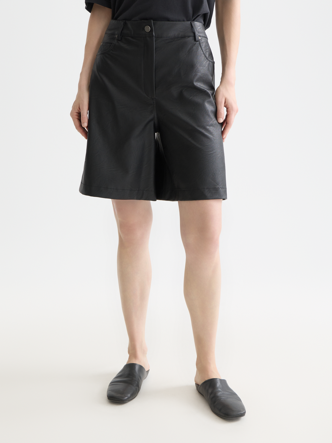 SCOTCH & SODA faux leather short in black, front view