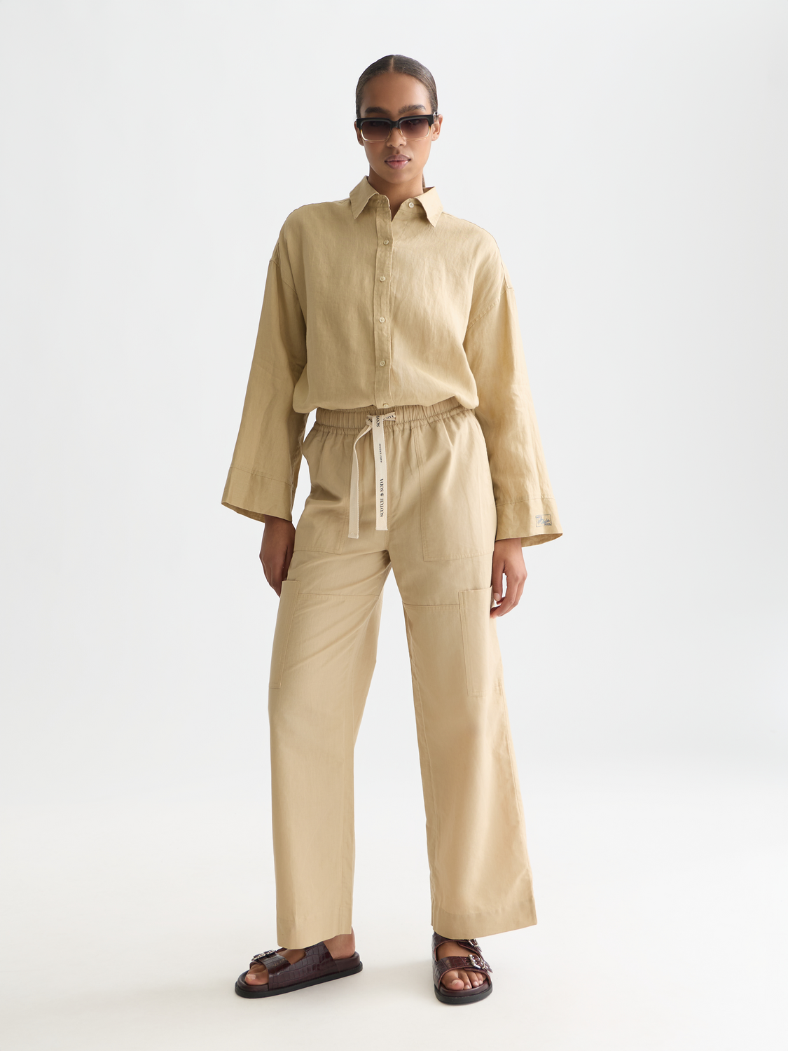 Wide-fit Noa pants by Scotch & Soda, showcasing a relaxed fit and stylish design in a neutral color.